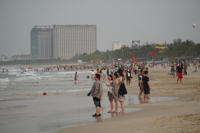 Nóng gần 40 độ C, dân Đà Nẵng đổ xô ra biển để giải nhiệt- Ảnh 2.