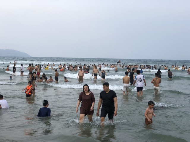 Nóng gần 40 độ C, dân Đà Nẵng đổ xô ra biển để giải nhiệt- Ảnh 3.