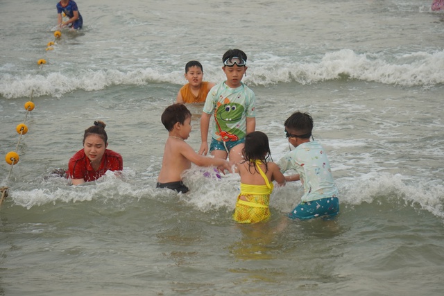 Nóng gần 40 độ C, dân Đà Nẵng đổ xô ra biển để giải nhiệt- Ảnh 4.