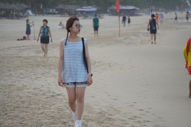 Nóng gần 40 độ C, dân Đà Nẵng đổ xô ra biển để giải nhiệt- Ảnh 6.