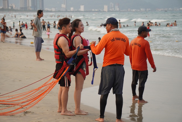 Nóng gần 40 độ C, dân Đà Nẵng đổ xô ra biển để giải nhiệt- Ảnh 7.