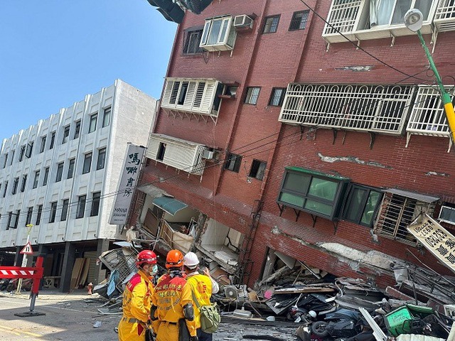 Lính cứu hỏa tại hiện trường một tòa nhà bị sập sau trận động đất ở Hoa Liên, Đài Loan hôm 3-4. Ảnh: Reuters