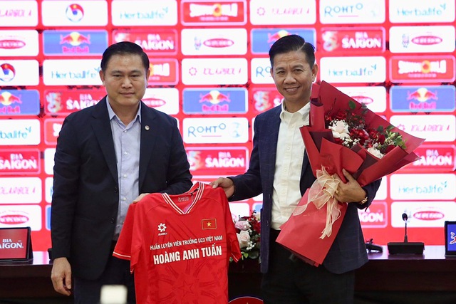 CLIP: HLV Hoàng Anh Tuấn nói gì khi được bổ nhiệm làm HLV đội tuyển U23 Việt Nam?- Ảnh 2.