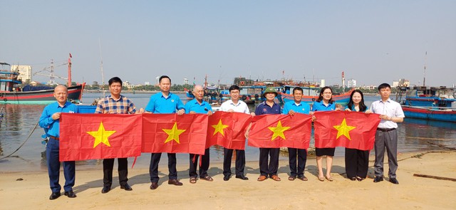 Báo Người Lao Động và Nghiệp đoàn Nghề cá tặng cờ Tổ quốc cho ngư dân Quảng Bình- Ảnh 1.