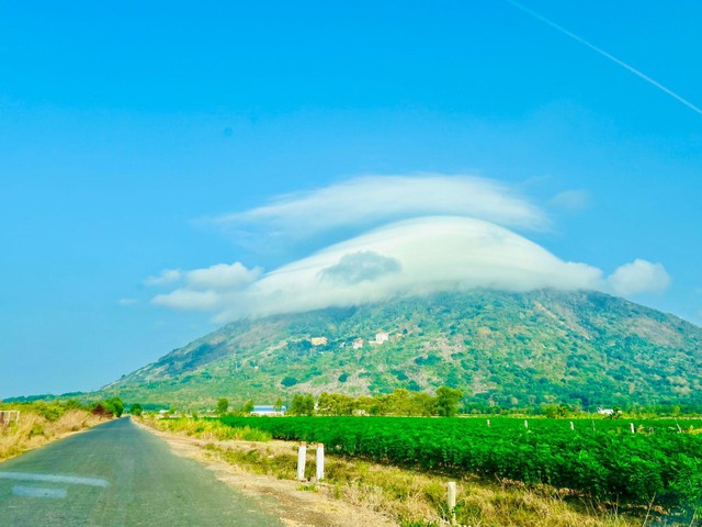 Xuất hiện mũ mây tại núi Bà Đen, người dân Nam bộ về Tây Ninh săn mây và trốn nóng- Ảnh 1.
