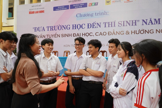 Học sinh Trường THPT Kon Tum háo hức chuẩn bị cho chương trình “Đưa trường học đến thí sinh” năm 2024 diễn ra sáng 6-4 Ảnh: Huế Xuân