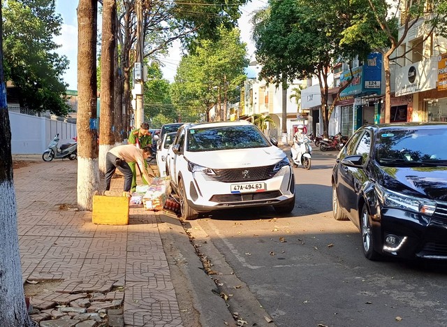 CLIP: Đập kính ô tô, trộm hàng trăm triệu giữa ban ngày- Ảnh 1.