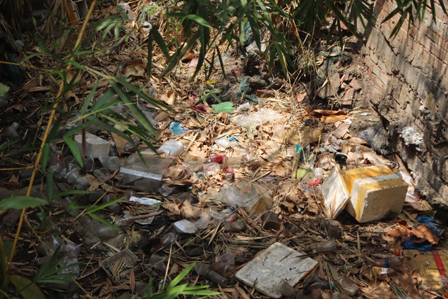 VIDEO: Kênh thoát nước sân bay Tân Sơn Nhất ngập ngụa rác- Ảnh 1.