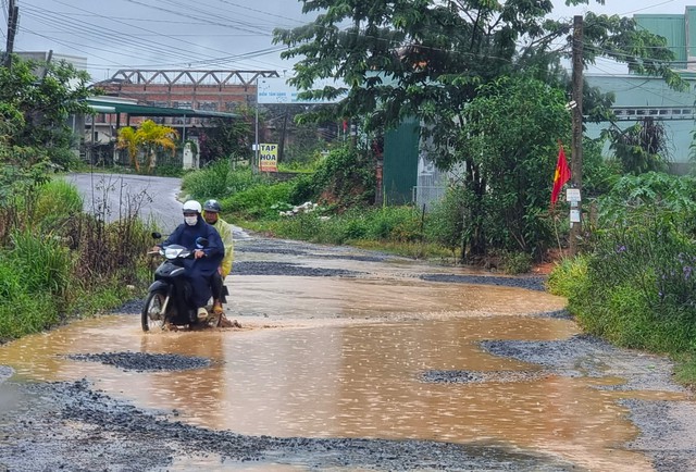 Lâm Đồng: Người dân kêu khổ vì xe từ mỏ đá phá nát đường- Ảnh 3.