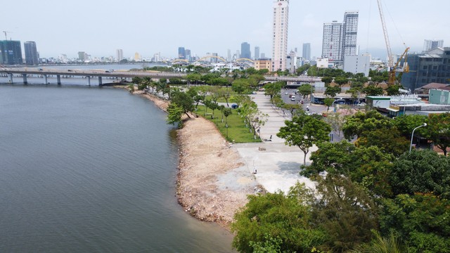 Đà Nẵng: Xúc dọn toàn bộ bãi xà bần "lấn" sông Hàn- Ảnh 1.