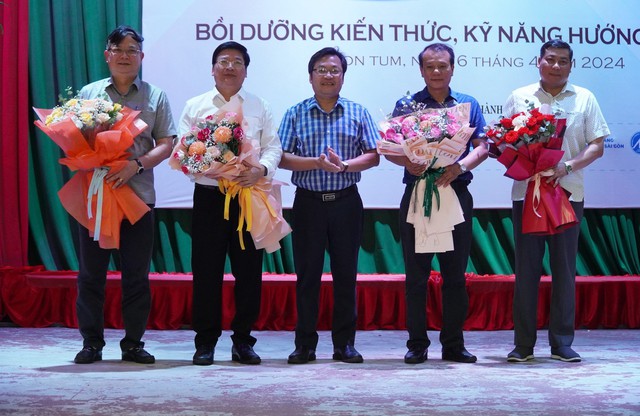 Hơn 200 giáo viên Kon Tum hào hứng chia sẻ kinh nghiệm tư vấn hướng nghiệp- Ảnh 1.