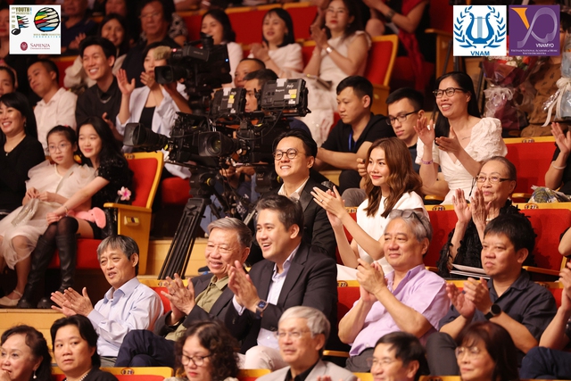 Nhạc trưởng Trần Nhật Minh biểu diễn cùng Dàn nhạc Giao hưởng Trẻ Thế giới- Ảnh 2.