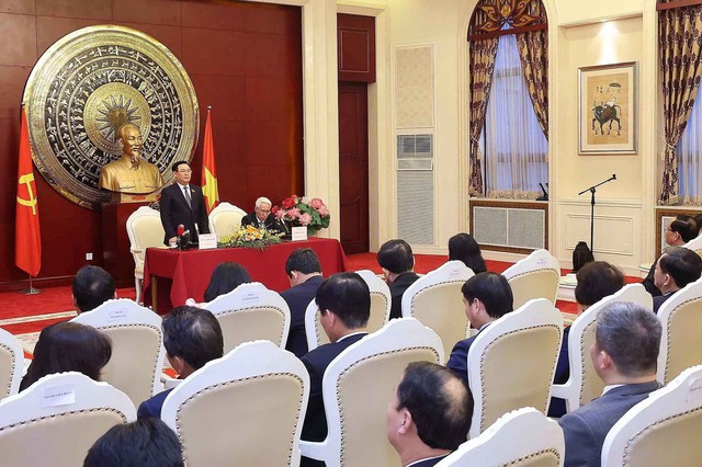 Chủ tịch Quốc hội Vương Đình Huệ nói chuyện thân mật với cán bộ, nhân viên Đại sứ quán và cộng đồng người Việt Nam tại Trung Quốc Ảnh: TTXVN