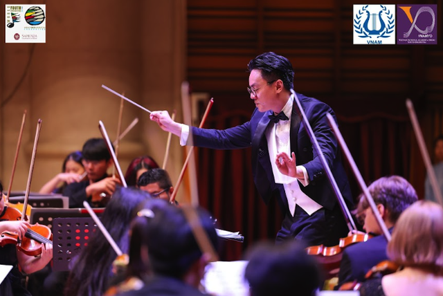 Nhạc trưởng Trần Nhật Minh biểu diễn cùng Dàn nhạc Giao hưởng Trẻ Thế giới- Ảnh 1.