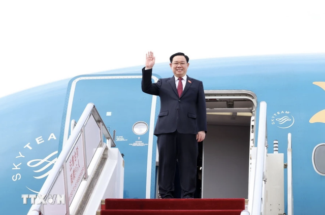 Chủ tịch Quốc hội Vương Đình Huệ đến Bắc Kinh, bắt đầu thăm chính thức Trung Quốc- Ảnh 1.