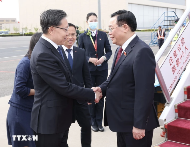 Chủ tịch Quốc hội Vương Đình Huệ đến Bắc Kinh, bắt đầu thăm chính thức Trung Quốc- Ảnh 5.