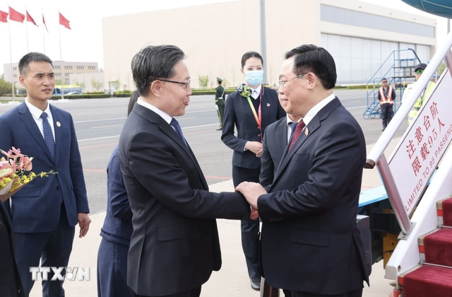 Chủ tịch Quốc hội Vương Đình Huệ đến Bắc Kinh, bắt đầu thăm chính thức Trung Quốc- Ảnh 3.