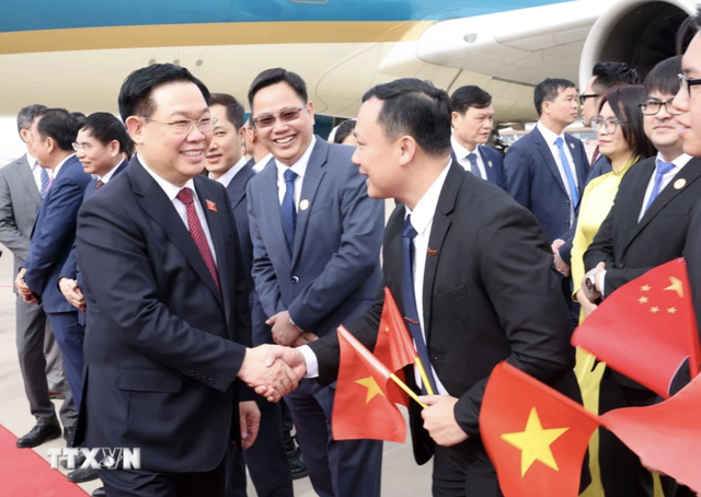Chủ tịch Quốc hội Vương Đình Huệ đến Bắc Kinh, bắt đầu thăm chính thức Trung Quốc- Ảnh 6.
