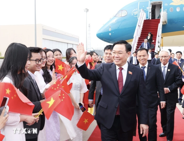 Chủ tịch Quốc hội Vương Đình Huệ đến Bắc Kinh, bắt đầu thăm chính thức Trung Quốc- Ảnh 7.