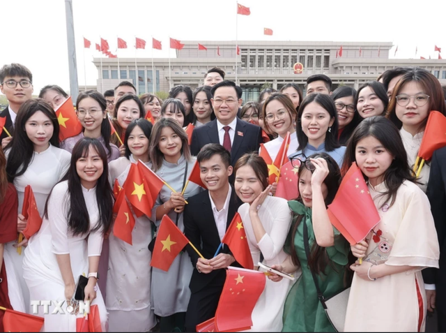 Chủ tịch Quốc hội Vương Đình Huệ đến Bắc Kinh, bắt đầu thăm chính thức Trung Quốc- Ảnh 8.
