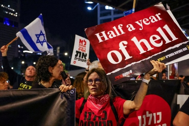 Khoảng 100.000 người Israel đổ xuống đường phố Tel Aviv, biểu tình chống chính phủ tối 6-4. Ảnh: Reuters
