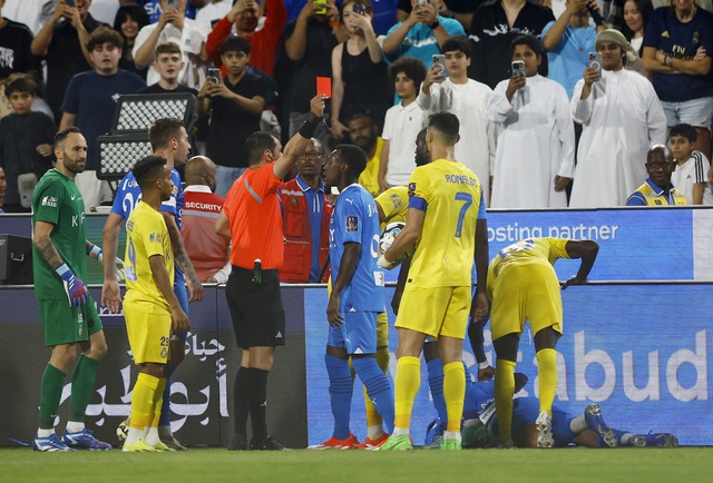 Thua Al-Hilal, Ronaldo nhận thẻ đỏ rồi đe dọa trọng tài- Ảnh 1.