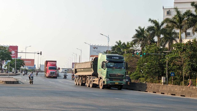 Phân luồng giao thông trên tuyến cao tốc Cam Lộ - La Sơn còn nhiều bất cập- Ảnh 2.