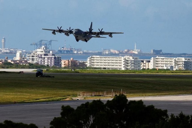 Một máy bay quân sự Mỹ tại Căn cứ Không quân Mỹ ở Kadena, phía Nam đảo Okinawa - Nhật Bản. Ảnh: Reuters