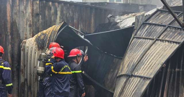 Cháy lớn khu nhà xưởng gần âu thuyền Thọ Quang, cột khói bốc cao hàng chục mét- Ảnh 3.