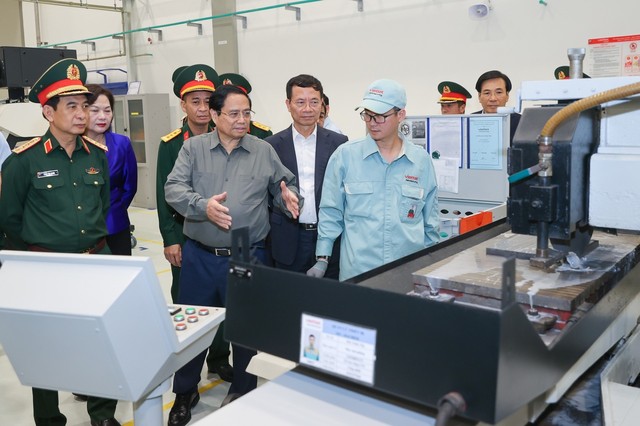 Thủ tướng Phạm Minh Chính tham quan trưng bày sản phẩm công nghệ cao của Viettel. Ảnh: Nhật Bắc