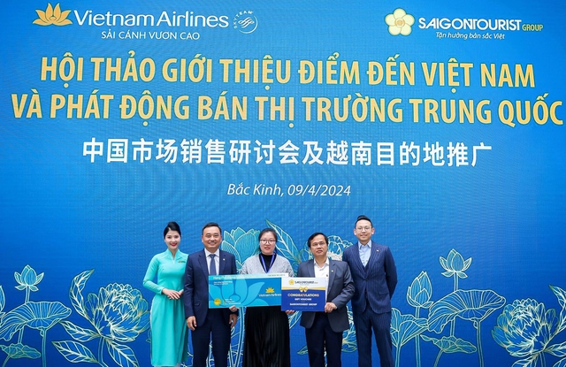 Đại diện Saigontourist Group, Vietnam Airlines trao tặng quà may mắn cho khách trúng thưởng gồm vé máy bay của Vietnam Airlines và phòng nghỉ cao cấp của Saigontourist Group