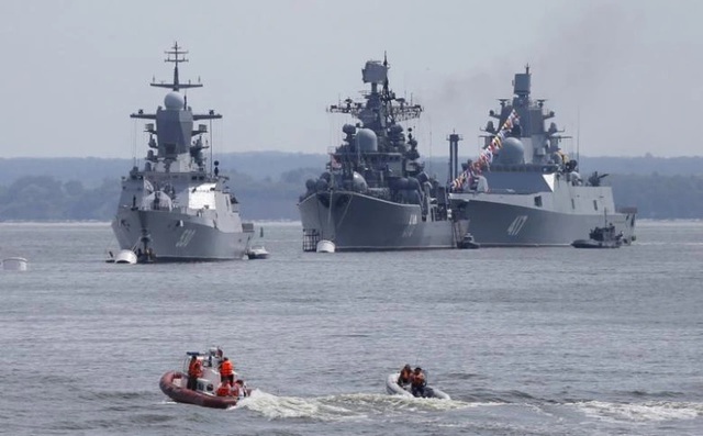 Các tàu khu trục và tàu hộ mang tên lửa của Nga ở khu vực Kaliningrad. Ảnh: Reuters