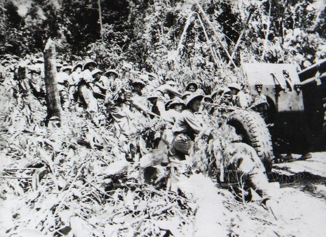 Bộ đội Đại đoàn công pháo 351 và Đại đoàn 312 kéo pháo vào trận địa tham gia Chiến dịch Điện Biên Phủ Ảnh: TƯ LIỆU TTXVN