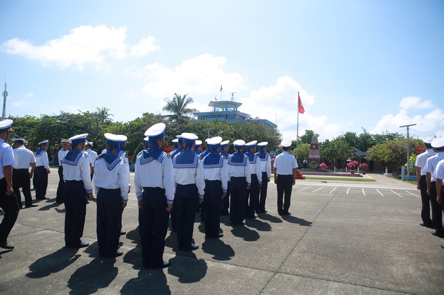CLIP: Thiêng liêng lễ chào cờ Tổ quốc trên đảo Trường Sa- Ảnh 1.