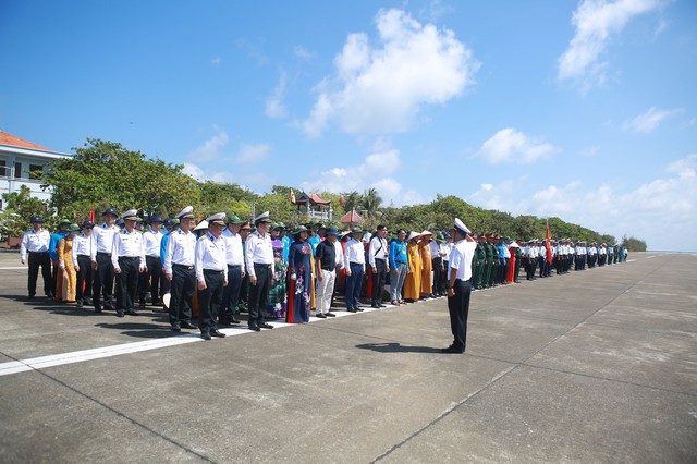 CLIP: Thiêng liêng lễ chào cờ Tổ quốc trên đảo Trường Sa- Ảnh 4.