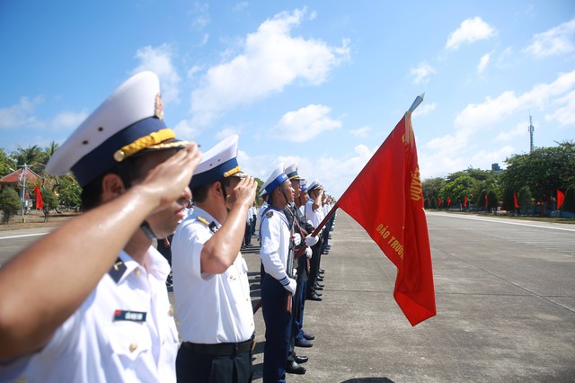 CLIP: Thiêng liêng lễ chào cờ Tổ quốc trên đảo Trường Sa- Ảnh 5.