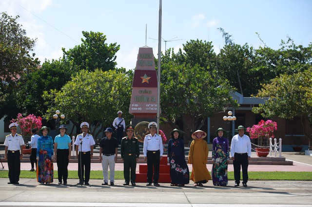 CLIP: Thiêng liêng lễ chào cờ Tổ quốc trên đảo Trường Sa- Ảnh 2.