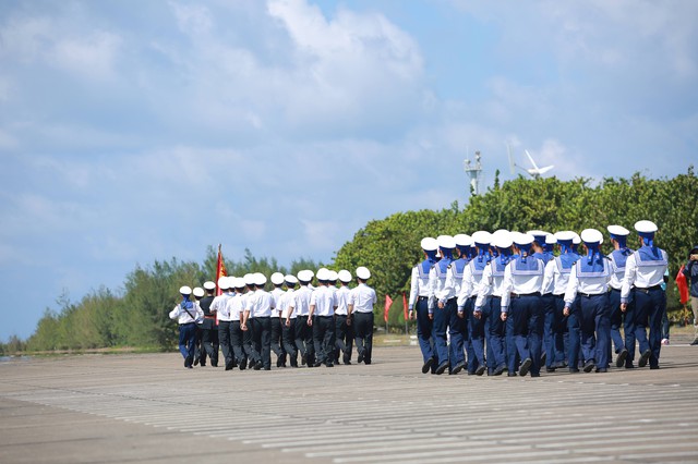 CLIP: Thiêng liêng lễ chào cờ Tổ quốc trên đảo Trường Sa- Ảnh 7.