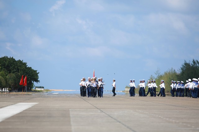 CLIP: Thiêng liêng lễ chào cờ Tổ quốc trên đảo Trường Sa- Ảnh 6.