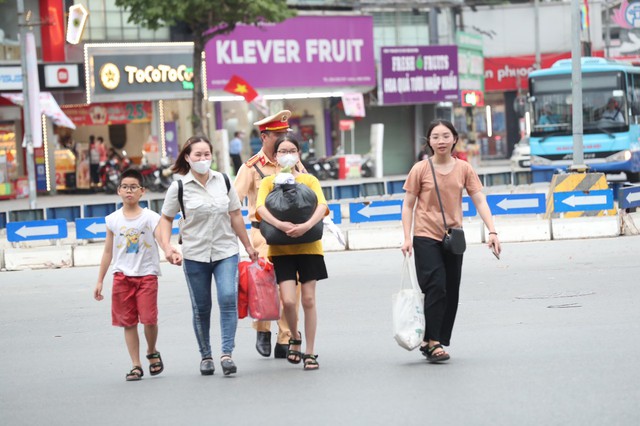 Người dân trở lại sau kỳ nghỉ lễ, cửa ngõ Hà Nội và TP HCM ùn tắc- Ảnh 4.
