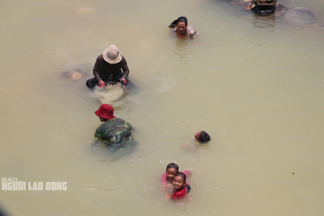 Clip: Người dân Quảng Nam đổ xô xuống sông đãi cát tìm vàng- Ảnh 2.