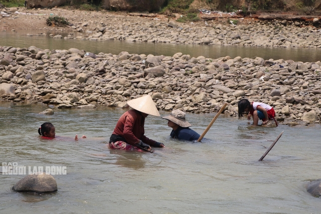 Clip: Người dân Quảng Nam đổ xô xuống sông đãi cát tìm vàng- Ảnh 7.
