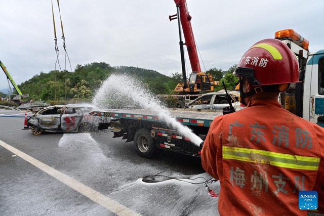 Nhân viên cứu hộ làm việc tại hiện trường vụ sạt lở kinh hoàng trên cao tốc ở tỉnh Quảng Đông – Trung Quốc hôm 1-5. Ảnh: Tân Hoa xã.