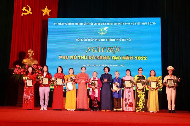 Bà Đỗ Thúy Nga (thứ 5 từ phải sang) nhận danh hiệu Phụ nữ thủ đô tiêu biểu 2022 do Hội Liên hiệp Phụ nữ TP Hà Nội trao tặng