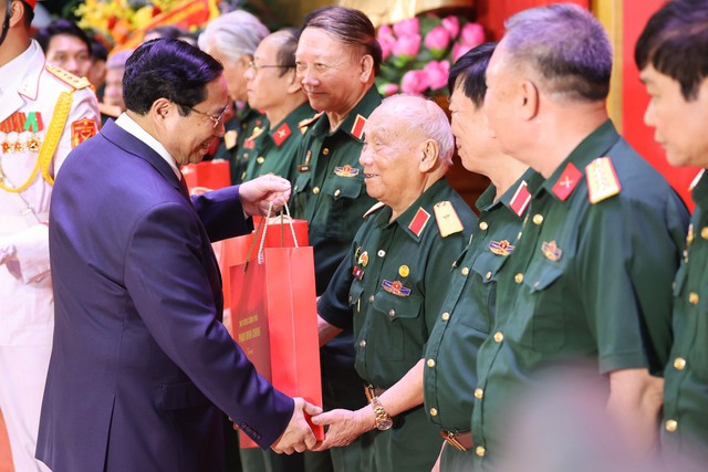 Thủ tướng Phạm Minh Chính tặng quà cho Hội Truyền thống Trường Sơn - đường Hồ Chí Minh Việt Nam Ảnh: NHẬT BẮC