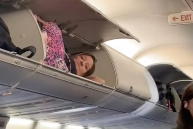 Choáng với người phụ nữ nằm gọn trong ngăn hành lý máy bay Mỹ - Ảnh 1.