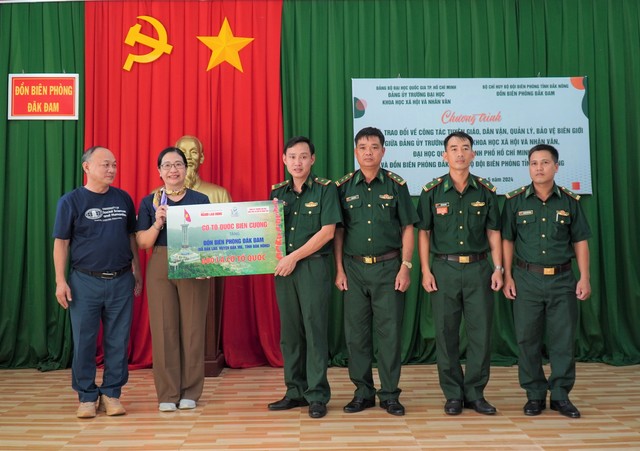 Trao tặng 600 lá cờ Tổ quốc cho Đồn Biên phòng Đắk Đam- Ảnh 1.