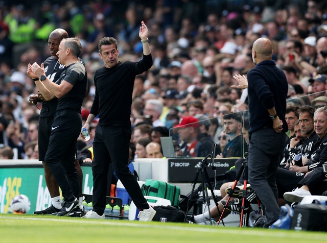 HLV Marco Silva tranh cãi với đồng nghiệp Pep Guardiola