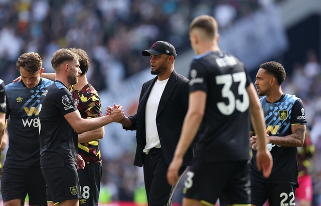 Burnley của HLV Vincent Kompany rớt hạng