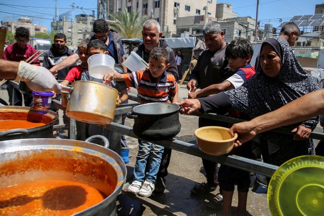Người dân chờ nhận thức ăn cứu trợ tại TP Rafah ở Dải Gaza hôm 8-5 Ảnh: REUTERS